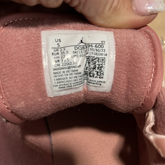 Pink velvet Jordan’s - Picture 6 of 6